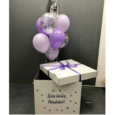 Коробка с фиолетовыми шарами